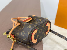 Load image into Gallery viewer, LB1409 Louis Vuitton Petite Boîte Chapeau / 16 x 13 cm
