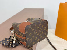 Load image into Gallery viewer, LB1500 Louis Vuitton Noe BB Bucket Bag / 17 x 17 cm
