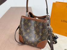 Load image into Gallery viewer, LB1500 Louis Vuitton Noe BB Bucket Bag / 17 x 17 cm
