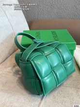 Load image into Gallery viewer, BV087 Bottega Veneta Cassette Mini Bag / 17 x 12 x 6 cm
