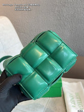 Load image into Gallery viewer, BV087 Bottega Veneta Cassette Mini Bag / 17 x 12 x 6 cm
