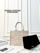 Load image into Gallery viewer, DR605 Dior Zoo Embroidered Oblique Tote / 36 x 28 cm
