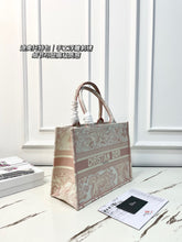 Load image into Gallery viewer, DR605 Dior Zoo Embroidered Oblique Tote / 36 x 28 cm
