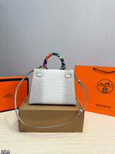 Load image into Gallery viewer, HM187 Hermès Kelly 25 / 25 x 19 x 10 cm
