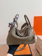 Load image into Gallery viewer, HM188 Hermes Lindy 26 / TC Leather / 26x18x12cm
