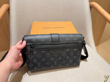 Load image into Gallery viewer, LB1421 LV S-CAPE Monogram Messenger / 25 x 17 x 9 cm
