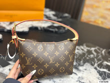 Load image into Gallery viewer, LB1424 Louis Vuitton Hills Pochette / 20 x 11 x 8 cm
