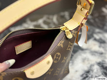 Load image into Gallery viewer, LB1424 Louis Vuitton Hills Pochette / 20 x 11 x 8 cm
