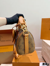 Load image into Gallery viewer, LB428 Louis Vuitton x NIGO Keepall Bandoulière 25 / 25 x 15 x 11 cm
