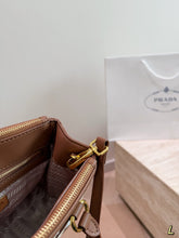 Load image into Gallery viewer, PD386 Prada Galleria Raffia Embroidered Tote / 23 x 17 cm

