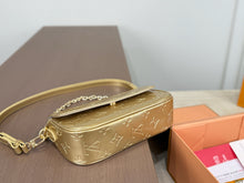Load image into Gallery viewer, LB1346 Louis Vuitton Ivy WOC / 22 x 11 cm
