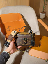 Load image into Gallery viewer, LB1437 Louis Vuitton Vanity Chain Pouch / 19 x 12 x 6 cm
