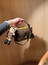 Load image into Gallery viewer, LB1437 Louis Vuitton Vanity Chain Pouch / 19 x 12 x 6 cm
