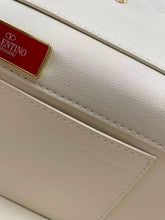Load image into Gallery viewer, VLTN083 LOCÒ SHOULDER BAG WITH APPLIQUE FLOWERS / W10.6xH5.1xD2.3 in
