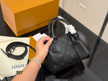 Load image into Gallery viewer, LB1546 LV Speedy 20 Bandoulière Pillow Bag / 21 x 15 cm
