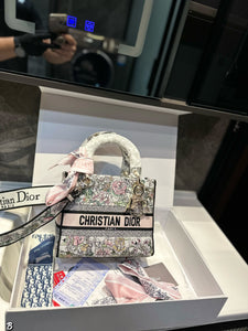DR562 Medium Lady D-Lite Bag / 9.5 x 8 x 4.5 inches