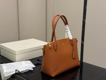 Load image into Gallery viewer, PD397 PRADA Bonnie Medium  / 33 x 23 cm
