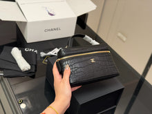 Load image into Gallery viewer, CC1476 CHANEL Hobo "Lunch Box" Bag / 19 x 12 cm
