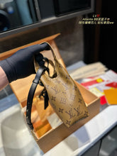 Load image into Gallery viewer, LB1330 Atlantis BB / 6.7 x 6.7 x 2.8 inches
