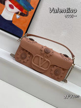 Load image into Gallery viewer, VLTN083 LOCÒ SHOULDER BAG WITH APPLIQUE FLOWERS / W10.6xH5.1xD2.3 in

