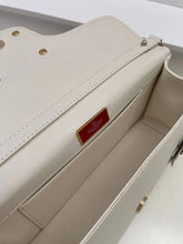 Load image into Gallery viewer, VLTN083 LOCÒ SHOULDER BAG WITH APPLIQUE FLOWERS / W10.6xH5.1xD2.3 in
