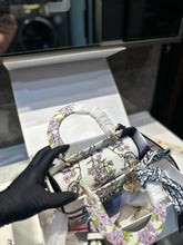 Load image into Gallery viewer, DR561 Medium Lady D-Lite Bag / 9.5 x 8 x 4.5 inches
