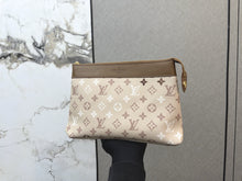 Load image into Gallery viewer, LB1471 Louis Vuitton Pochette Voyage MM / 30 x 21 x 7.5 cm
