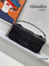 Load image into Gallery viewer, VLTN083 LOCÒ SHOULDER BAG WITH APPLIQUE FLOWERS / W10.6xH5.1xD2.3 in
