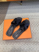 Load image into Gallery viewer, SE1581 Hermes Oran Sandal / Size5-12
