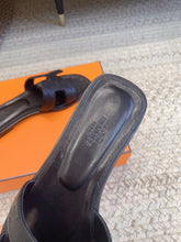 Load image into Gallery viewer, SE1581 Hermes Oran Sandal / Size5-12

