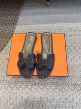Load image into Gallery viewer, SE1582 Hermes Oran Sandal / Size5-12
