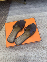 Load image into Gallery viewer, SE1582 Hermes Oran Sandal / Size5-12

