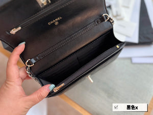 CC791 Wallet on Chain / 4.8 × 7.5 × 1.4 in