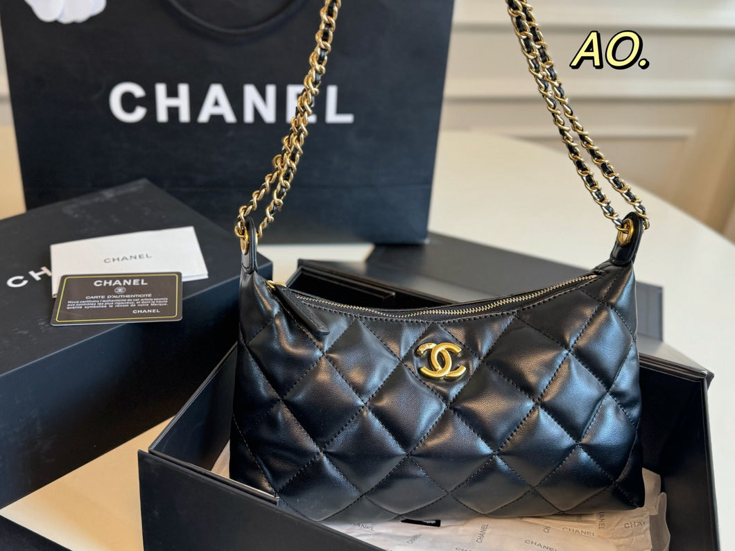 CC1191 Hobo Handbag / 9.4 x 10.2 x 3.7in