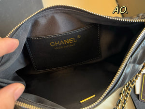 CC1191 Hobo Handbag / 9.4 x 10.2 x 3.7in