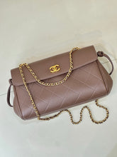 Load image into Gallery viewer, CC1523 Chanel 26A Métiers d’Art Flap Baguette / HIGHEST QUALITY VERSION / 29 × 16 × 9.5 cm
