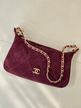 Load image into Gallery viewer, CC1525 Chanel 26A Métiers d'Art Hobo Bag / HIGHEST QUALITY VERSIONn / 34 × 22.5 × 6.5 cm
