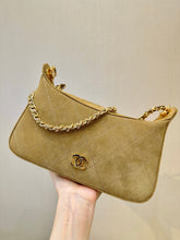 Load image into Gallery viewer, CC1526 Chanel 26A Métiers d'Art Hobo Bag / HIGHEST QUALITY VERSIONn / 34 × 22.5 × 6.5 cm
