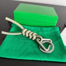 Load image into Gallery viewer, JW772 BV Triangle Key Ring
