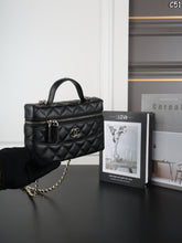 Load image into Gallery viewer, CC1383 Chanel 26C Caviar Vanity Case / 19 x 12 cm
