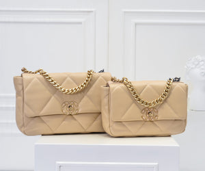 CC1077 CHANEL 19 Handbag / Small/Medium