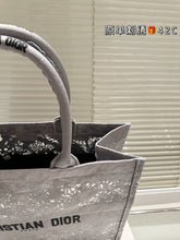 Load image into Gallery viewer, DR560 Book Tote Medium/Large
