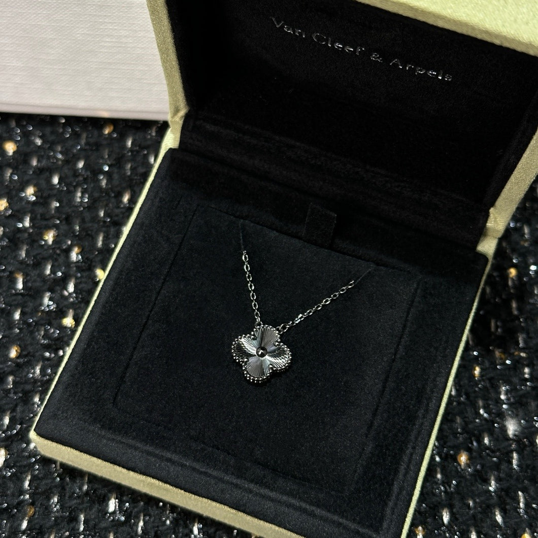 JW836 Vintage Alhambra Necklace