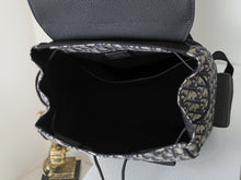Load image into Gallery viewer, DR686 Dior Saddle Backpack / HIGHEST QUALITY VERSION  / 26.5 × 40 × 17.5 cm
