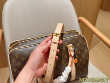 Load image into Gallery viewer, LB1448 Louis Vuitton Keepall Bandoulière 40 / 40 x 28 x 21 cm
