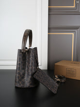 Load image into Gallery viewer, COH003 COACH Rowan Bucket Bag / 21 x 21 cm

