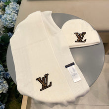 Load image into Gallery viewer, CLTH416 LB Wool Scarf &amp; Hat Set
