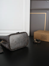 Load image into Gallery viewer, COH003 COACH Rowan Bucket Bag / 21 x 21 cm
