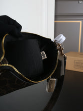 Load image into Gallery viewer, COH004 COACH Teri 24 Shoulder Bag / 24 x 14 cm
