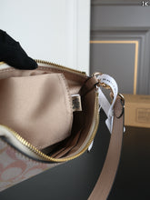 Load image into Gallery viewer, COH005 COACH Teri 24 Shoulder Bag / 24 x 14 cm
